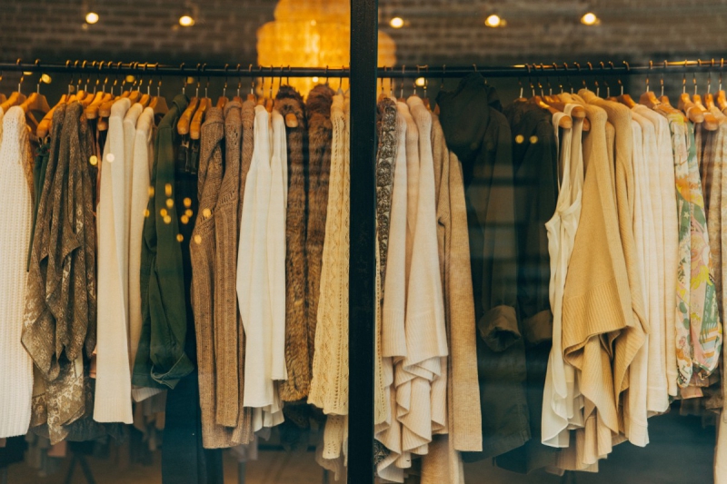 magasin-CLAVIERS-min_clothe_fashion_store_shop_window_store_front-21277