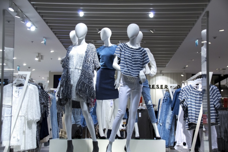 magasin-CLAVIERS-min_shopping_mall_shop_windows_fashionable_clothes_feminine_weakness_the_temptation_slender_women_mannequin_lifestyle-1044785